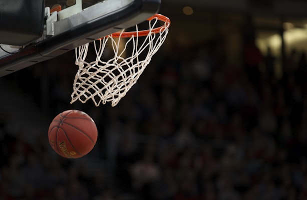 NBA季后赛东部决赛：凯尔特人与热火激烈对抗